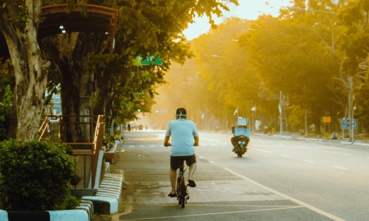 Terpeleset Rel Kereta Api di Jalan Slamet Riyadi Solo, Bahaya Tersembunyi yang Jarang Disadari Pendatang Mojok.co