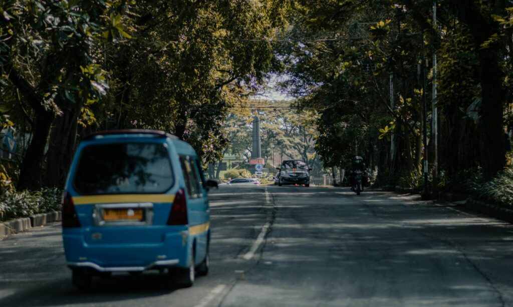 Meromantisasi Jalan Berlubang, Sebuah Siasat agar Tetap Waras Hidup di Malang Mojok.co