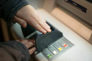 5 Kelemahan Jika Ambil Uang di ATM Minimarket: Masuk Niat Cuma Ambil Duit, Keluar Bawa Belanjaan Satu Plastik Penuh