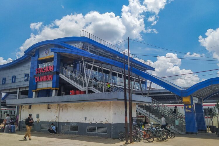 Stasiun Tambun Adalah Anomali: Tanpa Mesin Parkir, Akses Susah, Plus Tempat "Zombie" Turun