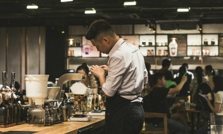 Unek-unek Barista yang Tidak Tersampaikan ke Pelanggan Kafe yang Kurang Peka Mojok.co