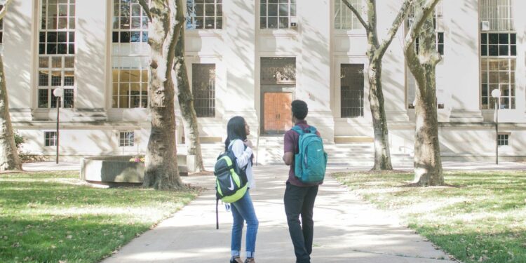 Perjuangan Jadi Sarjana Pertama di Keluarga: Gagal SNBT dan UTBK, Masuk Jalur Mandiri, hingga Kebingungan Bayar Kuliah Mojok.co