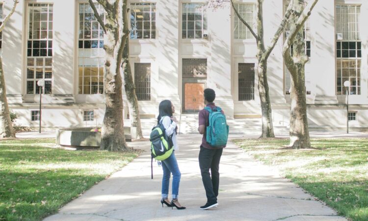 Perjuangan Jadi Sarjana Pertama di Keluarga: Gagal SNBT dan UTBK, Masuk Jalur Mandiri, hingga Kebingungan Bayar Kuliah Mojok.co