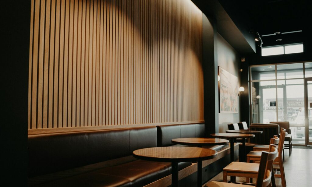 Orang Kampung Pertama Kali Jajan Starbucks Kebingungan, Kebanyakan Tawaran Tambahan dan Penamaan Ukuran Minuman yang Aneh. Bikin Kapok! Mojok.co