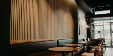 Orang Kampung Pertama Kali Jajan Starbucks Kebingungan, Kebanyakan Tawaran Tambahan dan Penamaan Ukuran Minuman yang Aneh. Bikin Kapok! Mojok.co