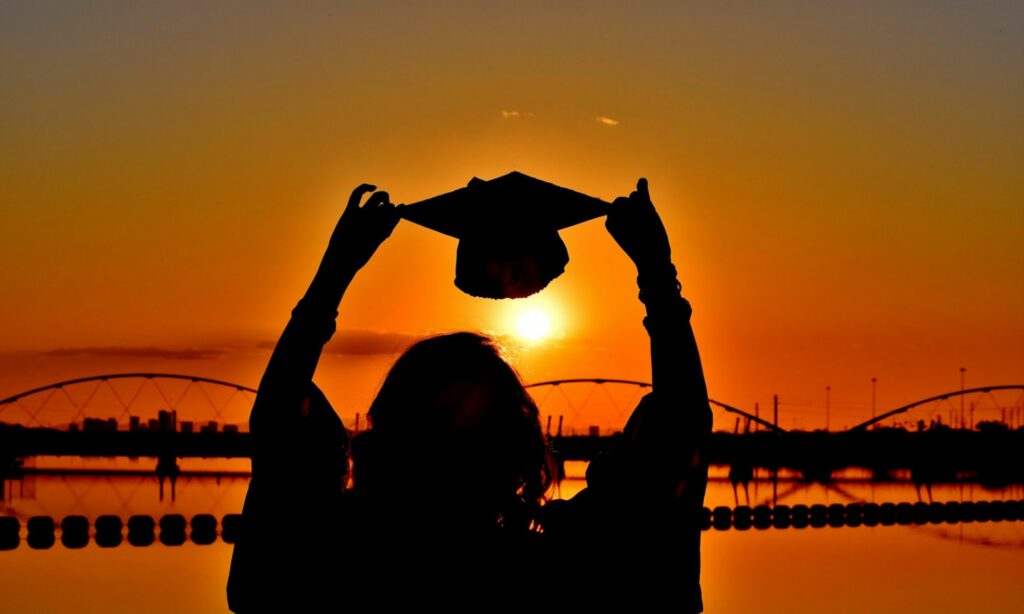 5 Kasta Toga Wisuda dengan Desain Paling Unik hingga Biasa Aja Mojok.co