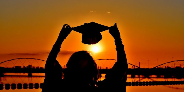 5 Kasta Toga Wisuda dengan Desain Paling Unik hingga Biasa Aja Mojok.co