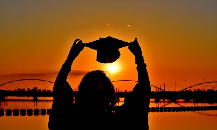 5 Kasta Toga Wisuda dengan Desain Paling Unik hingga Biasa Aja Mojok.co