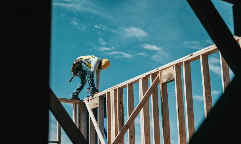 Kuli Bangunan Licik Bikin Pemilik Rumah Rugi Bandar, Material Bangunan hingga Upah Dimanipulasi Semua Mojok.co