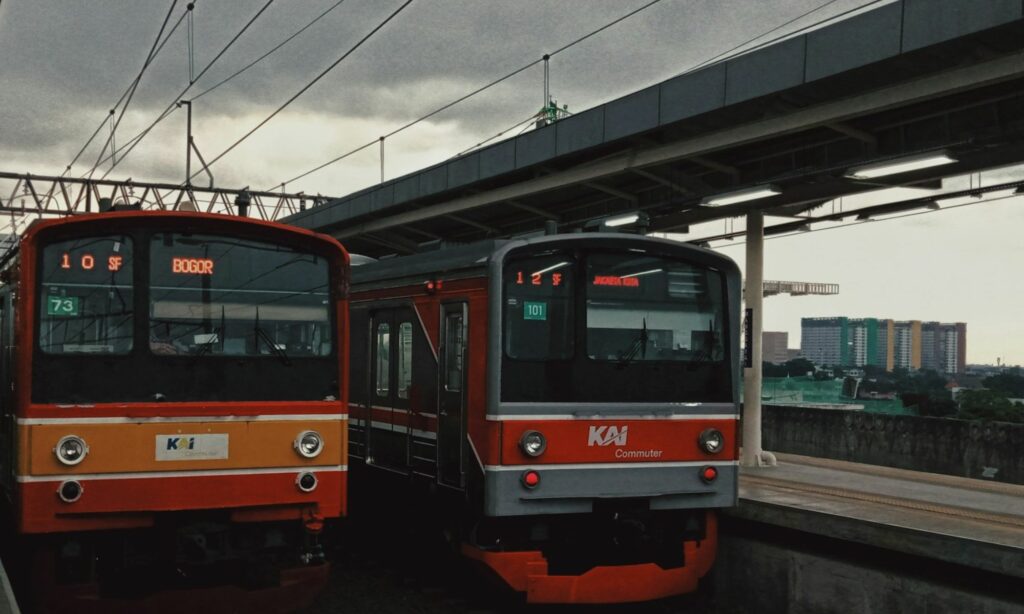 Siasat Naik KRL Bekasi-Jakarta yang Perlu Dipahami Pemula agar Tidak Tersiksa Selama Perjalanan Mojok.co penumpang KRL