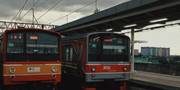 Siasat Naik KRL Bekasi-Jakarta yang Perlu Dipahami Pemula agar Tidak Tersiksa Selama Perjalanan Mojok.co penumpang KRL