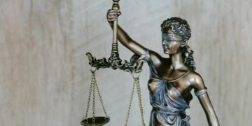 4 Ciri Nyentrik Mahasiswa Jurusan Hukum yang Membuat Mereka Begitu Mudah Dikenali Mojok.co