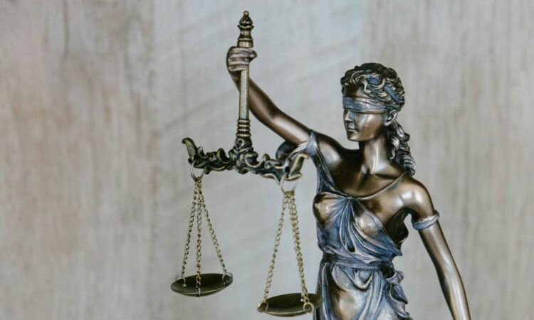 4 Ciri Nyentrik Mahasiswa Jurusan Hukum yang Membuat Mereka Begitu Mudah Dikenali Mojok.co