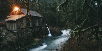 Derita Punya Rumah Pinggir Sungai di Desa, Angan-angan Hidup Damai Rusak karena Banjir dan Reptil Mojok.co