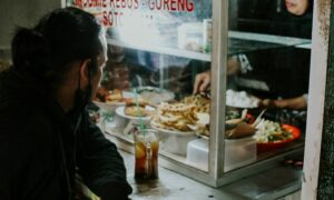 Warteg Jakarta dan Surabaya Terlihat Serupa, tapi Aslinya Tak Sama