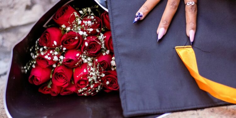 Wisuda UIN SATU Tulungagung Nggak Cuma Bikin Resah Calon Wisudawan, Penjual Buket pun Ikutan Susah