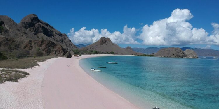 Labuan Bajo Semakin Tak Ramah bagi Warga Lokal: Pantai Dijaga Satpam Hotel, Melaut pun Harus "Mengalah"