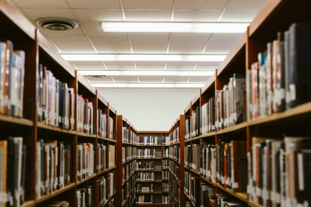 Berkunjung ke Perpustakaan Daerah Wonosobo Bikin Saya Salah Fokus. Niat Baca Malah Jadi Nonton Ibu-ibu Senam di Taman