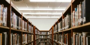 Berkunjung ke Perpustakaan Daerah Wonosobo Bikin Saya Salah Fokus. Niat Baca Malah Jadi Nonton Ibu-ibu Senam di Taman