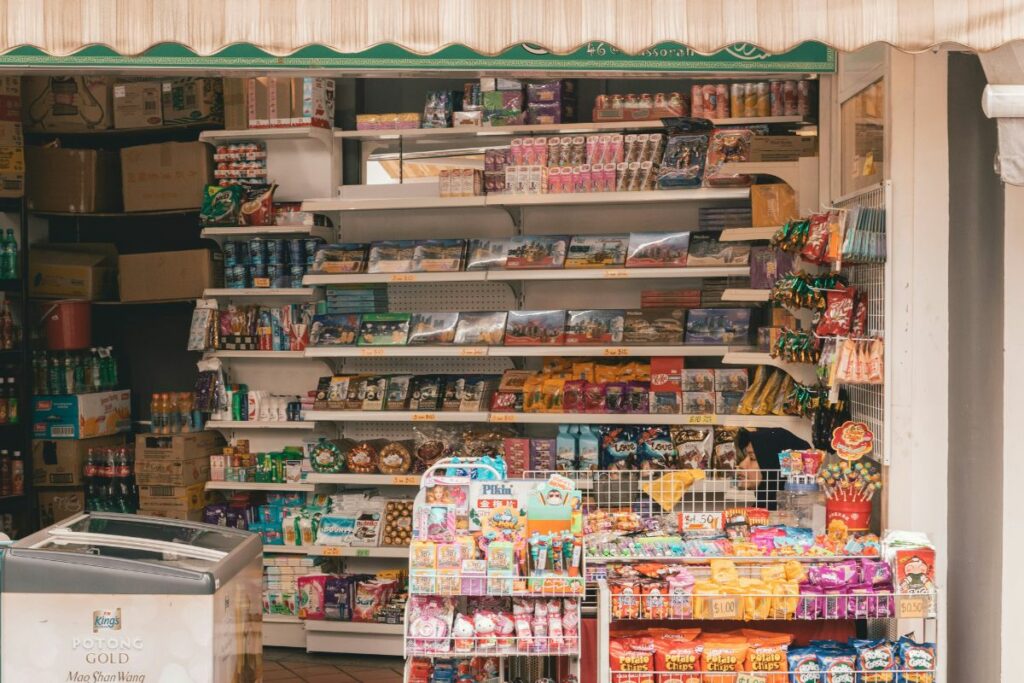 Usaha Toko Sembako di Desa Bikin Boncos. Jam Buka Menyesuaikan Teriakan Tetangga, Saldo ATM Nggak Bertambah pula