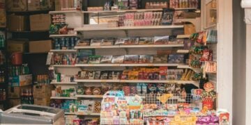 Usaha Toko Sembako di Desa Bikin Boncos. Jam Buka Menyesuaikan Teriakan Tetangga, Saldo ATM Nggak Bertambah pula