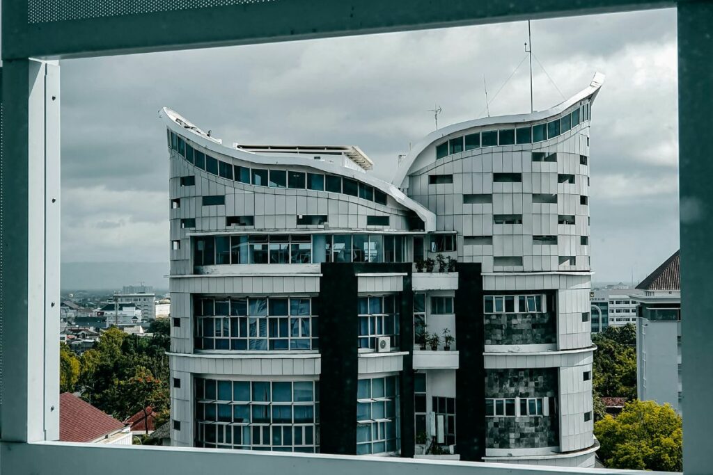 3 Kebohongan di FEB UGM yang Perlu Diluruskan biar Mahasiswa Nggak Salah Jalan