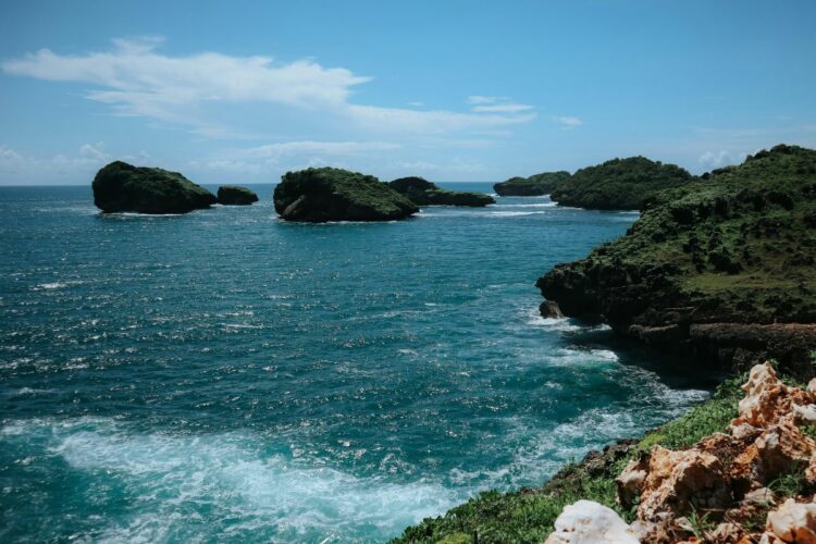 4 Pantai yang Wajib Dihindari Wisatawan Saat Pertama Kali Berkunjung ke Pacitan, Jangan ke Sini kalau Nggak Siap Mental!