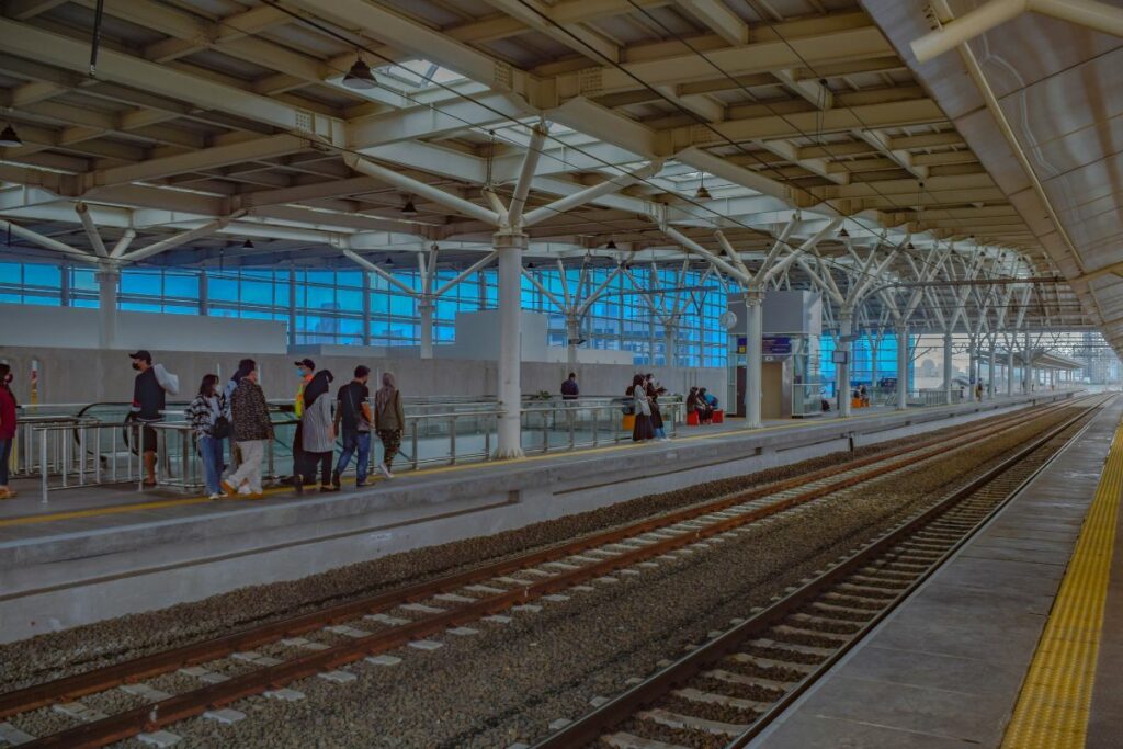 Stasiun Manggarai Jakarta Penuh Penipu: Orang Bandung Turun dari KRL Tiba-tiba Ditawari Bisnis dengan Gaji Fantastis, Nggak Realistis!