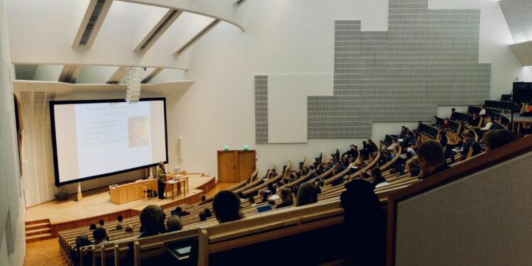 Lulus S2 Nekat Jadi Dosen Swasta, Malah Nelangsa karena Gaji Seadanya dan Dipaksa Mengajar Mata Kuliah yang Bukan Bidangnya