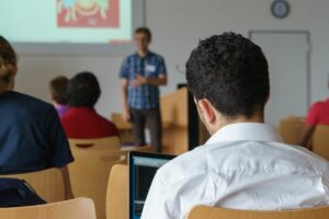 Dosen Perlu Belajar dari Aktivis Kampus, Masa Sudah Jadi Dosen Public Speaking-nya Masih Jelek?