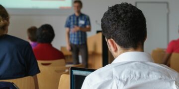 Dosen Bukan Dewa, tapi Cuma di Indonesia Mereka Disembah