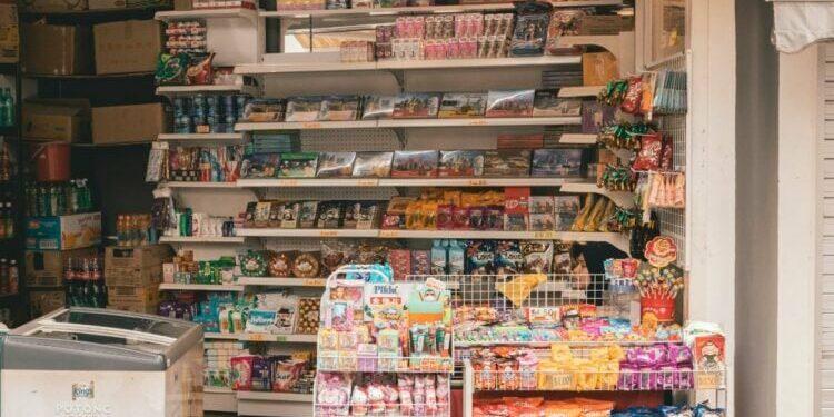 Gaji Pekerja Jogja Sepele di Depan Gaji Penjaga Warung Madura (Unsplash)