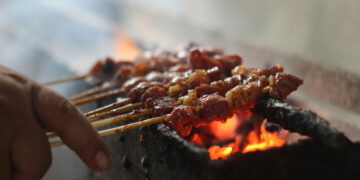 Sarapan Sate di Semarang Memang Aneh, tapi Saya Ketagihan (Unsplash)