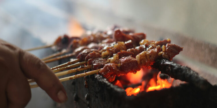 Sarapan Sate di Semarang Memang Aneh, tapi Saya Ketagihan (Unsplash)
