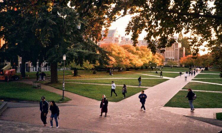 4 Dosa Mahasiswa Baru yang Harus Dihindari supaya Nggak Tersesat dan Menyesal Mojok.co