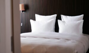 5 Rekomendasi Bantal Tidur Paling Nyaman yang Bisa Jadi Investasi Terbaik bagi Kesehatan
