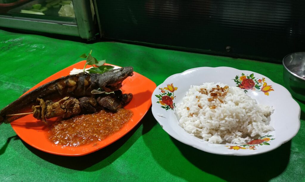 4 Kelakuan Pembeli Pecel Lele yang Bikin Penjual Diam-diam Menangis dalam Hati Mojok.co