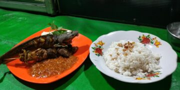 4 Kelakuan Pembeli Pecel Lele yang Bikin Penjual Diam-diam Menangis dalam Hati Mojok.co