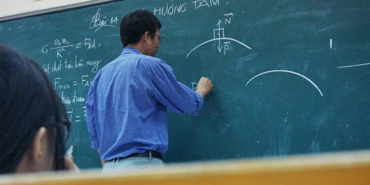 Derita Lulusan S2 yang Hidup di Desa, Dianggap Gagal dan Kuliahnya Sia-sia  Mojok.co