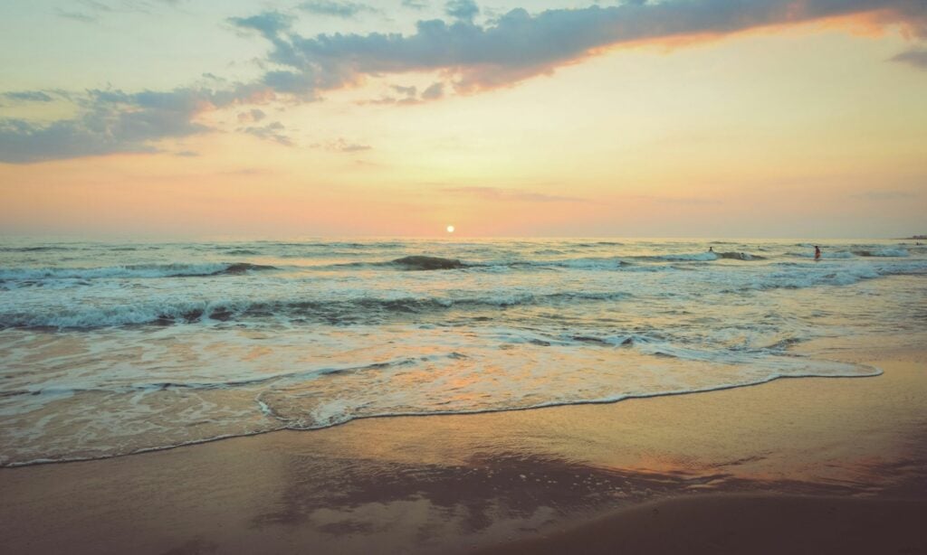 4 Pantai di Malang Sebaiknya Dihindari Wisatawan yang Baru Pertama Kali Berkunjung karena Perlu Persiapan Matang Mojok.co