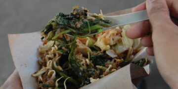 Tidak Semua Orang Doyan Makan Nasi Pecel GOR Satria Purwokerto yang Menyalahi Kodrat, Sebaiknya Pikir Ulang Sebelum Mencicipinya Mojok.co