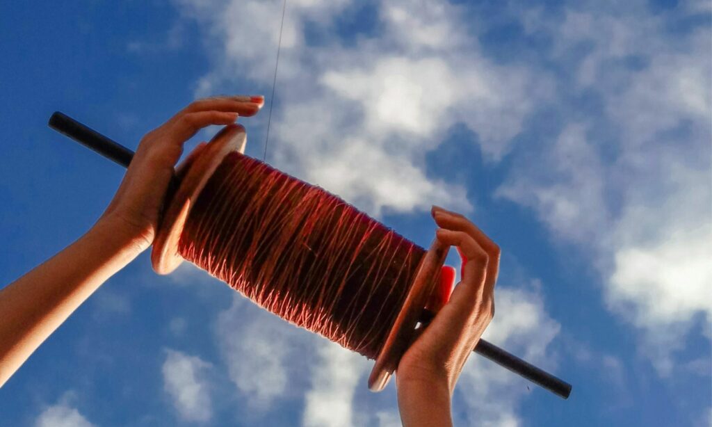 Benang Layangan Melintang di Jalan, Bahaya Mematikan yang Tak Terlihat dan Sayangnya Kerap Diabaikan Mojok.co