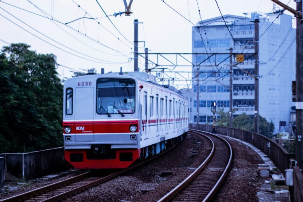 Jadi “Ikan Pepes” di KRL Jabodetabek Jauh Lebih Baik daripada di Transjakarta
