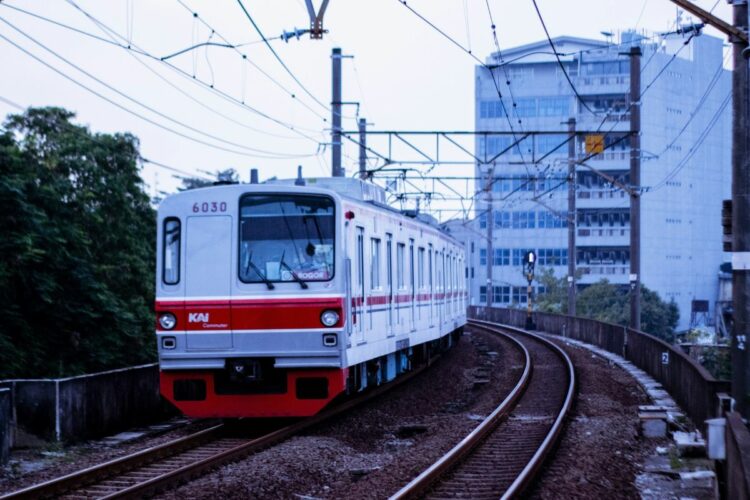 Jadi “Ikan Pepes” di KRL Jabodetabek Jauh Lebih Baik daripada di Transjakarta