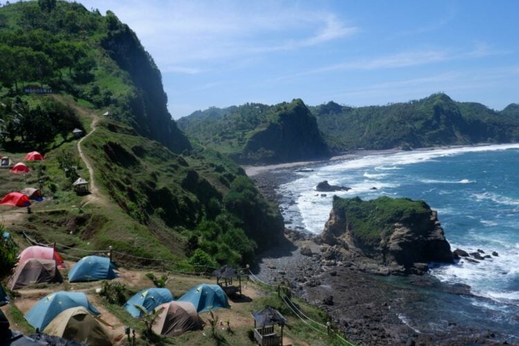 5 Pantai di Kebumen yang Bikin Wisatawan Lupa Pulang, Sayang Dilewatkan
