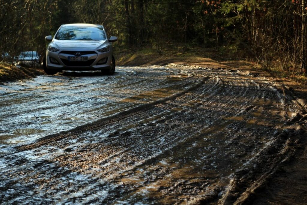 Warga Jember Sebenarnya Nggak Butuh Bupati yang Ngantor di Desa, Warga Cuma Butuh Jalan Nggak Rusak!
