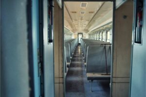 Kereta Airlangga: Kereta Murah yang Bikin Sakit Punggungmu Makin Parah, Kursinya Tegak Banget!