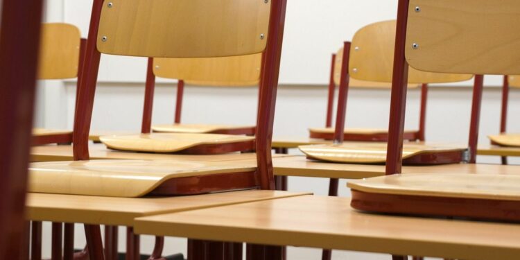 Buat Anak Organisasi Mahasiswa, Berhenti Bolos Masuk Kelas, Kegiatanmu Tidak Sepenting Itu!