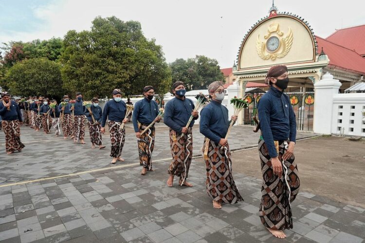 Stop Kagum Berlebihan dengan Konten Romantisasi Abdi Dalem Kraton Jogja yang Melarat. Menjijikkan!