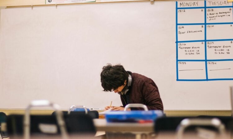 Susah-susah Kuliah Jurusan Ilmu Politik, Lulus Tetap Jadi “Gelandangan” kalau Tidak Punya Modal dan Ordal Mojok.co